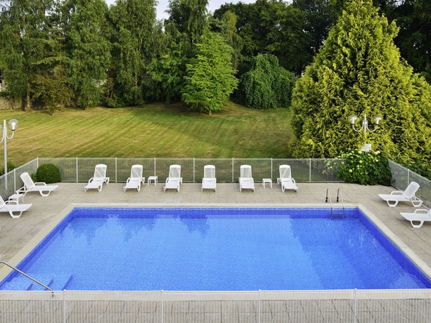 Imagen de la piscina del Hotel Novotel Bayeux. Foto 15