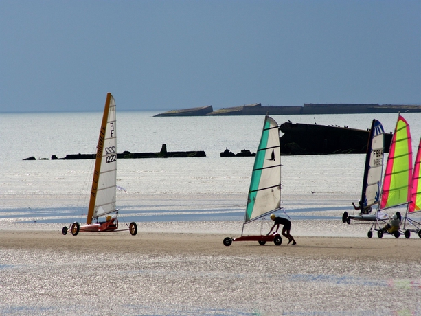 Imagen de los exteriores del Hotel Novotel Bayeux. Foto 9