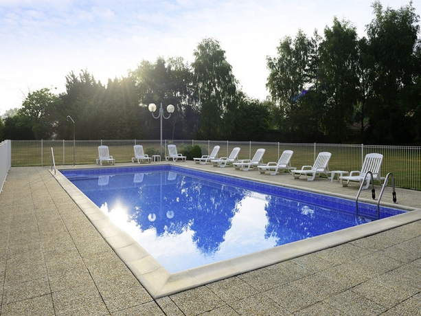 Imagen de la piscina del Hotel Novotel Bayeux. Foto 16
