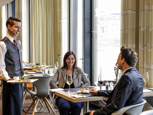 Imagen del bar/restaurante del Hotel Novotel Berlin Mitte. Foto 6