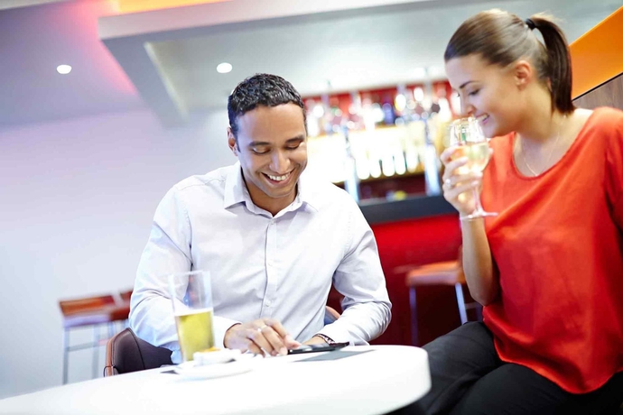 Imagen del bar/restaurante del Hotel Novotel Birmingham Airport. Foto 7