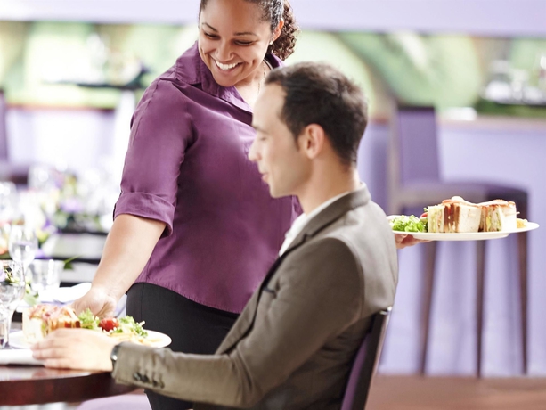 Imagen del bar/restaurante del Hotel Novotel Bourges. Foto 9