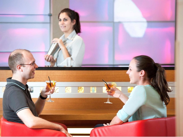 Imagen del bar/restaurante del Hotel Novotel Brussels Off Grand Place. Foto 5