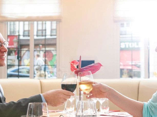 Imagen del bar/restaurante del Hotel Novotel Brussels Off Grand Place. Foto 9