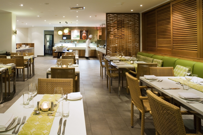 Imagen del bar/restaurante del Hotel Novotel Cairns Oasis Resort. Foto 3