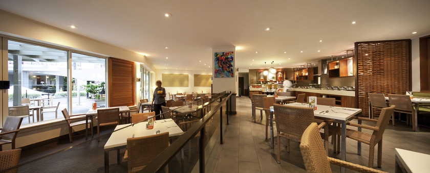 Imagen del bar/restaurante del Hotel Novotel Cairns Oasis Resort. Foto 5