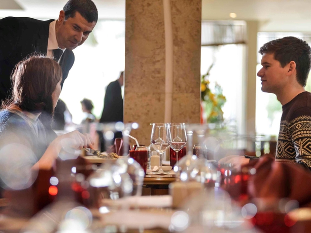 Imagen del bar/restaurante del Hotel Novotel Cairo Airport. Foto 8