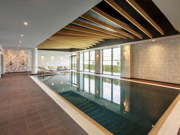 Imagen de la piscina del Hotel Novotel Cambridge North. Foto 16