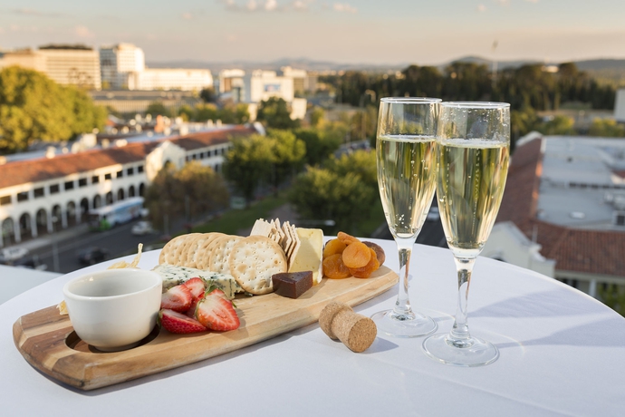 Imagen del bar/restaurante del Hotel Novotel Canberra. Foto 4