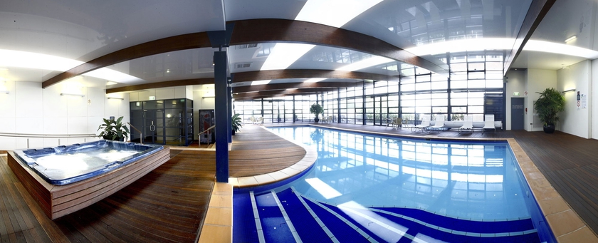 Imagen de la piscina del Hotel Novotel Canberra. Foto 16