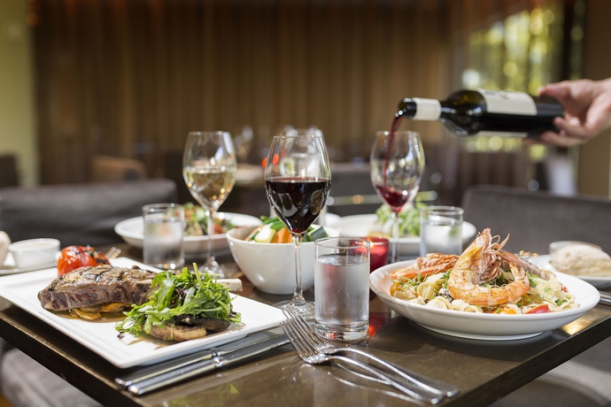 Imagen del bar/restaurante del Hotel Novotel Canberra. Foto 6