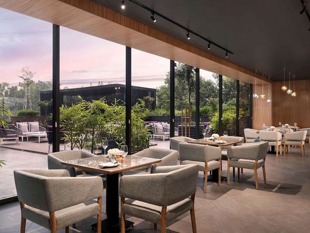 Imagen del bar/restaurante del Hotel Novotel Chandigarh Tribune Chowk. Foto 2