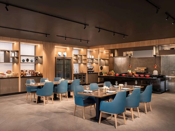 Imagen del bar/restaurante del Hotel Novotel Chandigarh Tribune Chowk. Foto 3