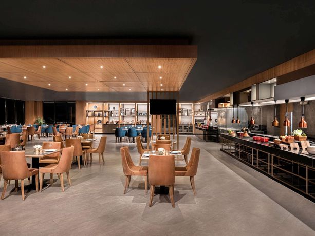 Imagen del bar/restaurante del Hotel Novotel Chandigarh Tribune Chowk. Foto 4