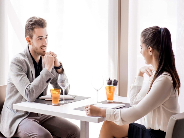 Imagen del bar/restaurante del Hotel Novotel Chateau de Versailles. Foto 12