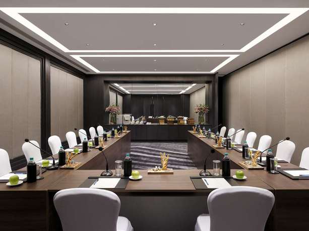 Imagen de los interiores del Hotel Novotel Chennai Chamiers Road. Foto 9