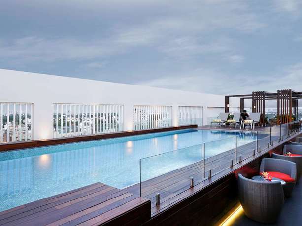 Imagen de la piscina del Hotel Novotel Chennai Chamiers Road. Foto 17