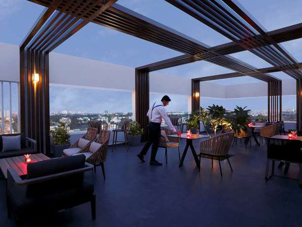 Imagen del bar/restaurante del Hotel Novotel Chennai Chamiers Road. Foto 2