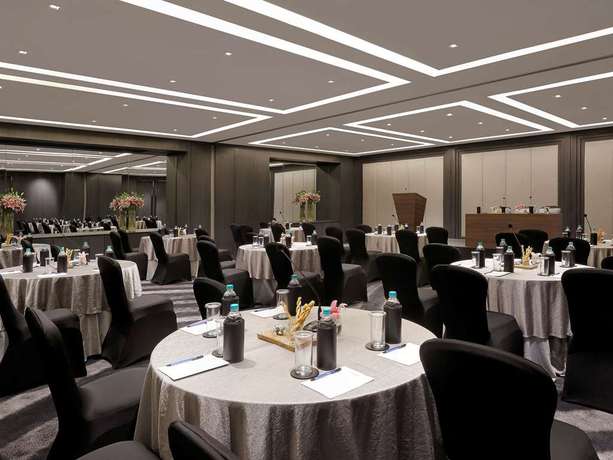 Imagen de los interiores del Hotel Novotel Chennai Chamiers Road. Foto 11