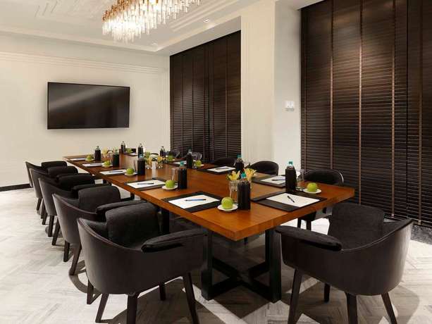 Imagen de los interiores del Hotel Novotel Chennai Chamiers Road. Foto 12