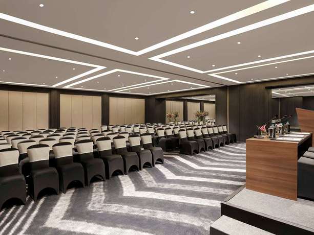 Imagen de los interiores del Hotel Novotel Chennai Chamiers Road. Foto 13