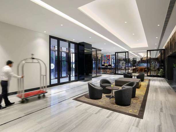 Imagen de los interiores del Hotel Novotel Chennai Chamiers Road. Foto 14