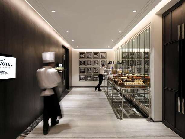 Imagen de los interiores del Hotel Novotel Chennai Chamiers Road. Foto 16