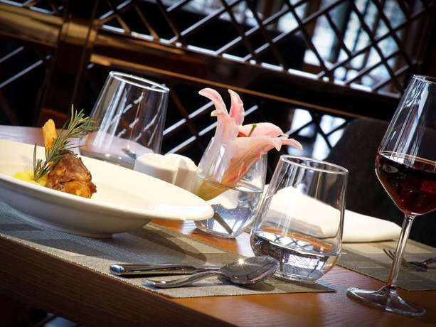 Imagen del bar/restaurante del Hotel Novotel Chennai Chamiers Road. Foto 3