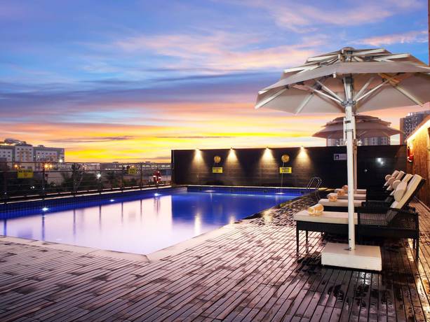 Imagen de la piscina del Hotel Novotel Chennai Omr. Foto 15