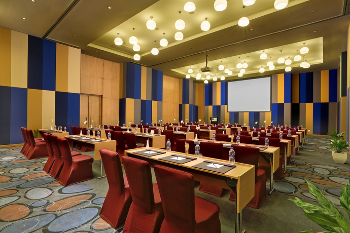 Imagen de los interiores del Hotel Novotel Chennai Sipcot. Foto 7