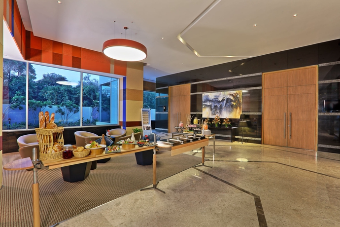 Imagen de los interiores del Hotel Novotel Chennai Sipcot. Foto 8