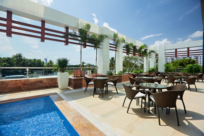 Imagen de la piscina del Hotel Novotel Chennai Sipcot. Foto 16