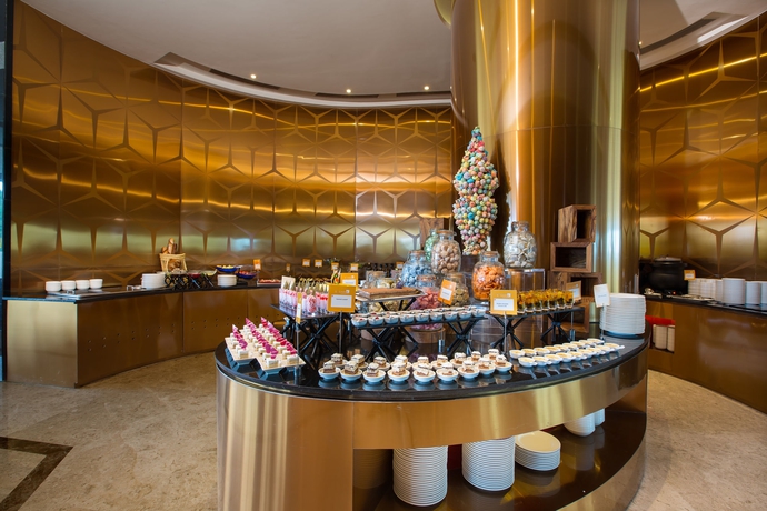 Imagen del bar/restaurante del Hotel Novotel Chennai Sipcot. Foto 4