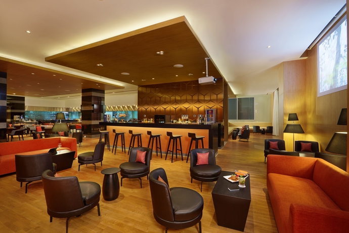 Imagen del bar/restaurante del Hotel Novotel Chennai Sipcot. Foto 5