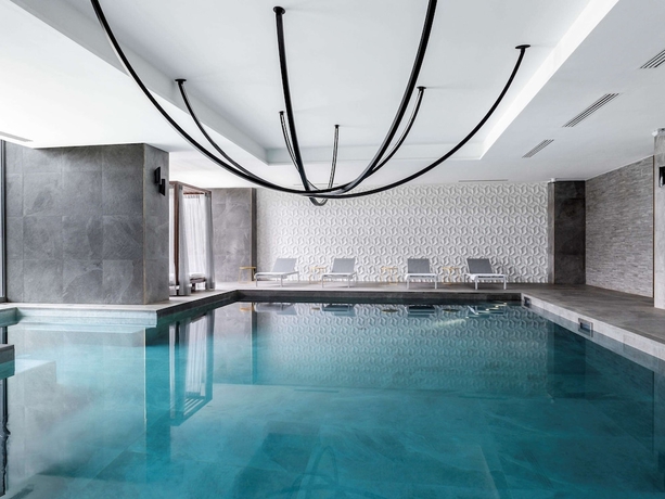 Imagen de la piscina del Hotel Novotel Convention y Spa Antananarivo. Foto 18