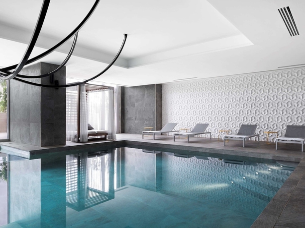 Imagen de la piscina del Hotel Novotel Convention y Spa Antananarivo. Foto 19