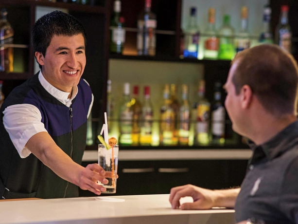 Imagen del bar/restaurante del Hotel Novotel Cusco. Foto 11