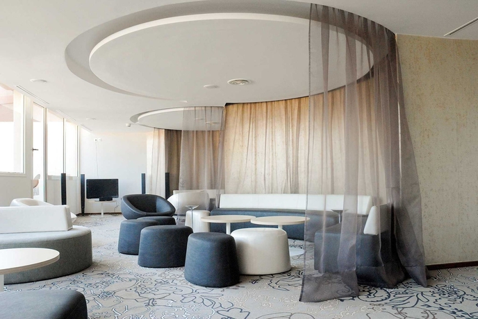 Imagen del bar/restaurante del Hotel Novotel Dakar. Foto 7