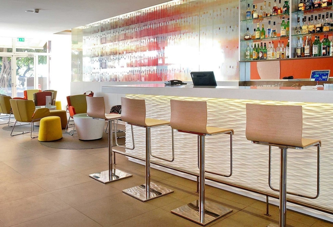 Imagen del bar/restaurante del Hotel Novotel Dakar. Foto 9