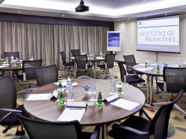 Imagen de los interiores del Hotel Novotel Dubai Deira City Centre. Foto 12