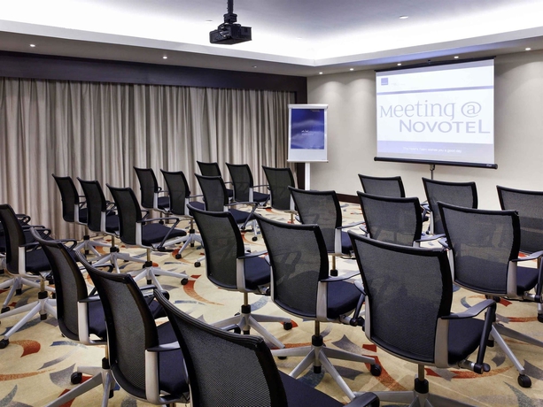 Imagen de los interiores del Hotel Novotel Dubai Deira City Centre. Foto 13