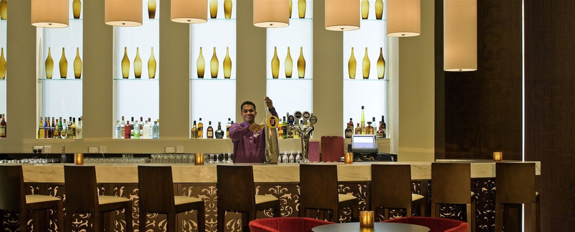 Imagen del bar/restaurante del Hotel Novotel Dubai Deira City Centre. Foto 8