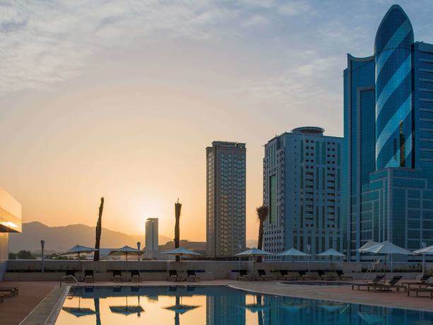 Imagen de la piscina del Hotel Novotel Fujairah. Foto 17