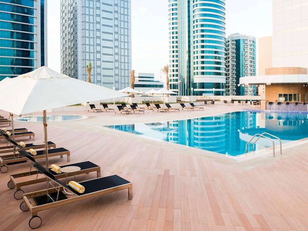 Imagen de la piscina del Hotel Novotel Fujairah. Foto 19