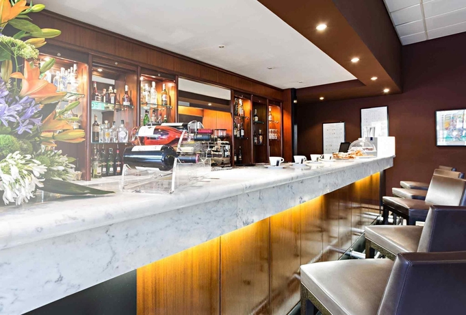 Imagen del bar/restaurante del Hotel Novotel Genova City. Foto 10