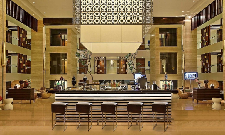 Imagen del bar/restaurante del Hotel Novotel Goa Candolim. Foto 3