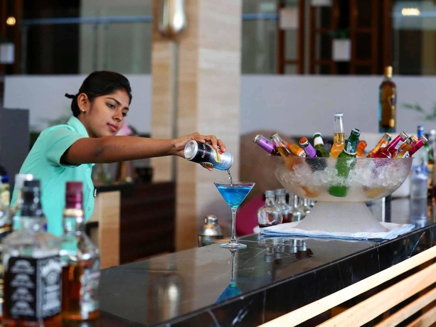 Imagen del bar/restaurante del Hotel Novotel Goa Candolim. Foto 5