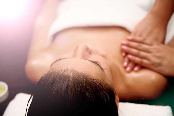 Imagen de la piscina del Hotel Novotel Goa Candolim. Foto 15