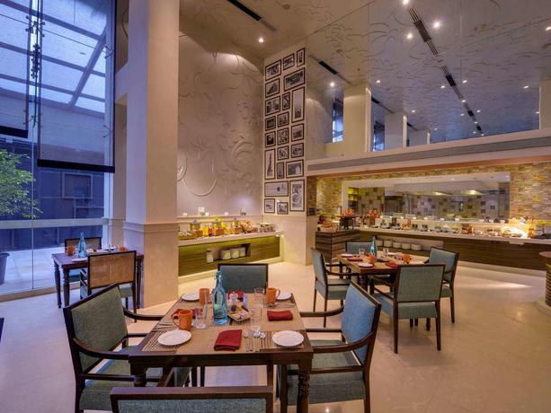 Imagen del bar/restaurante del Hotel Novotel Goa Resort and Spa. Foto 2