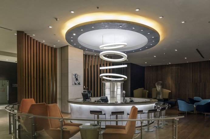 Imagen del bar/restaurante del Hotel Novotel Hyderabad Airport. Foto 4